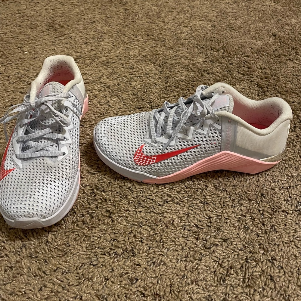 Nike Metcon 6 white/pink size 9, Barely used.